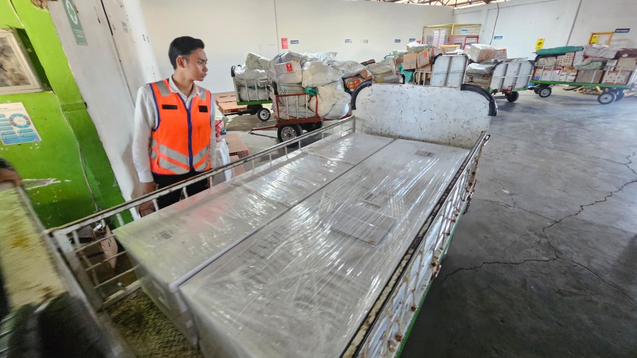 Duka di Terminal Kargo El Tari Kupang: Isak Tangis Sambut Kepulangan Dua Jenazah PMI NTT dari Malaysia