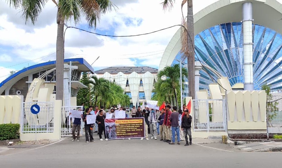 Tuntut Keadilan bagi Erasmus Mandato, ANJAS NTT Geruduk Kantor Kejati dan Gubernur NTT