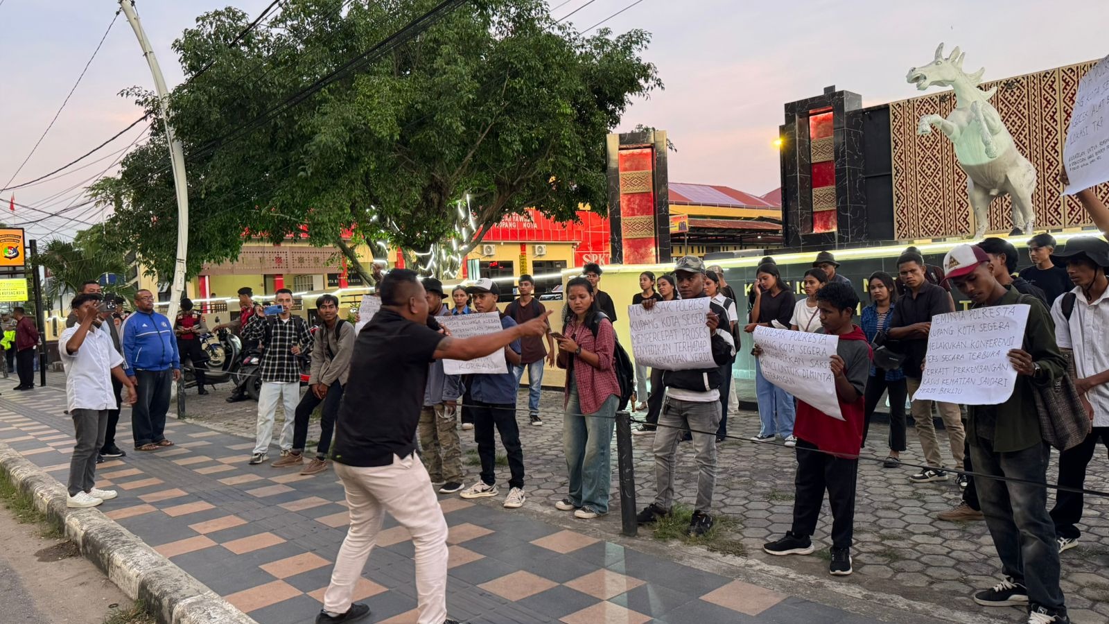 Aliansi Mahasiswa Demo Polresta Kupang Kota, Tuntut Pengusutan Tuntas Kematian Mahasiswa UPG 45 NTT