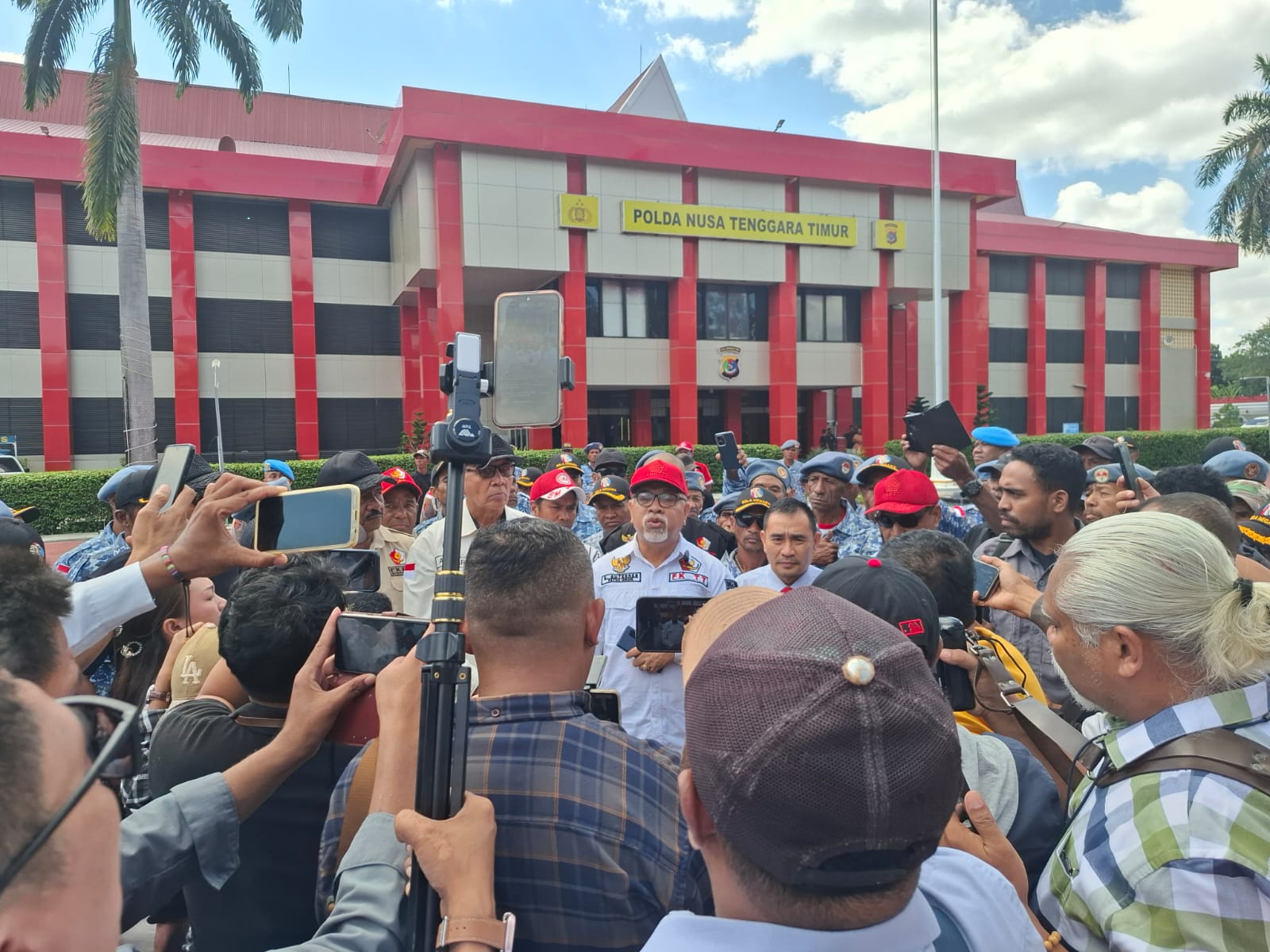 Dituding Terlibat Mafia MBG, Eurico Guterres Pimpin 100 Warga Eks Timor Timur Datangi Polda NTT