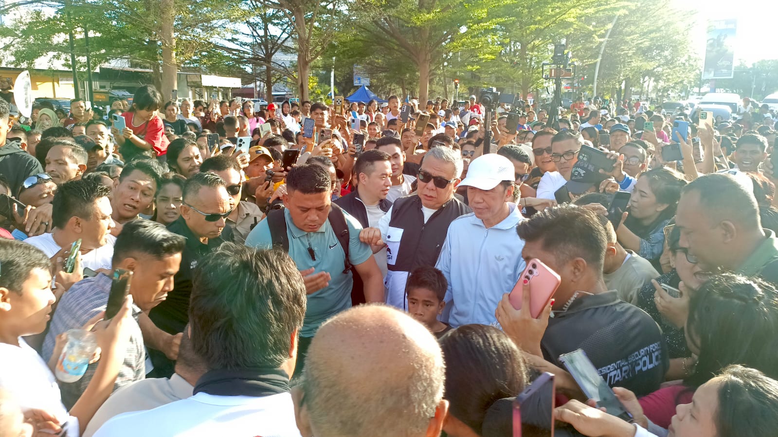 Jokowi jadi Pusat Perhatian di CFD Kupang, Warga Berebut Salaman dan Foto