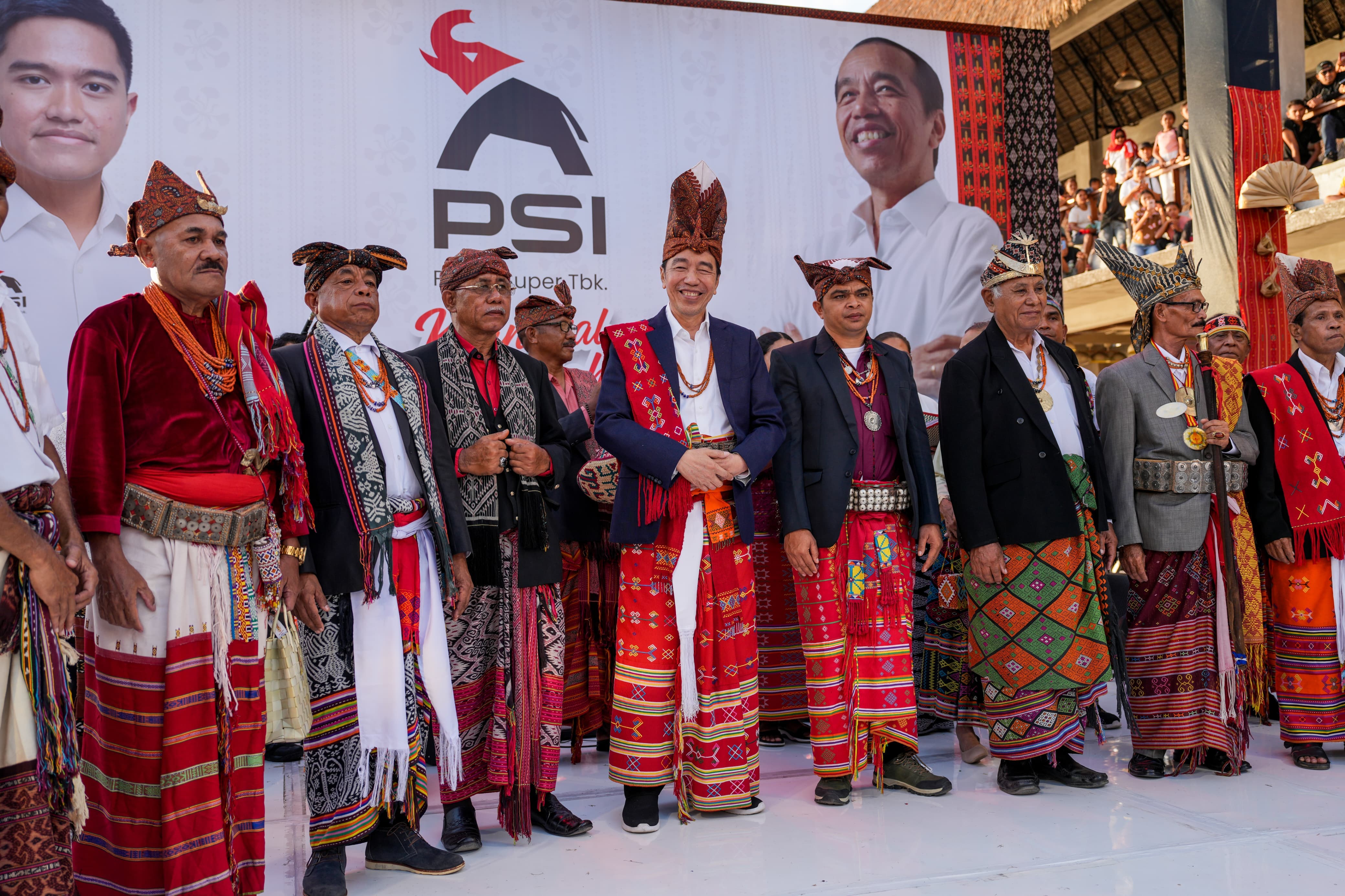 Jokowi Dinobatkan sebagai Sesepuh Raja-raja Timor, Warga NTT Berebut Abadikan Momen