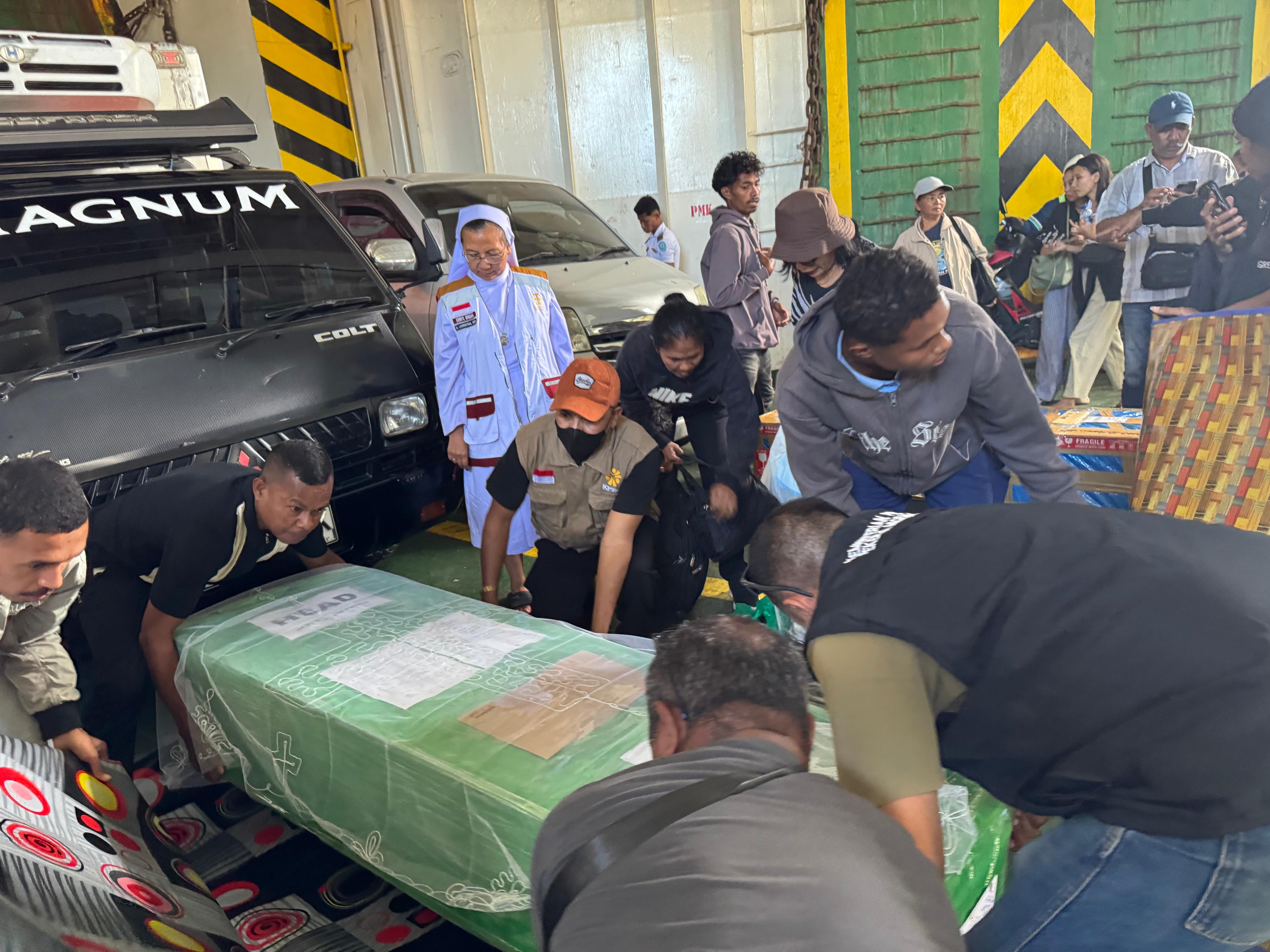 2 Hari Disemayamkan di Biara Susteran PI, Jenazah PMI Asal Lembata Dipulangkan ke Larantuka - Lembata