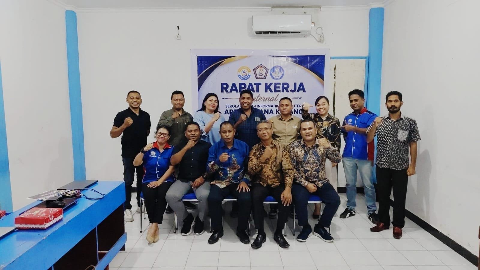 Rapat Kerja Internal STIKOM Artha Buana Kupang Bahas Persiapan Reakreditasi