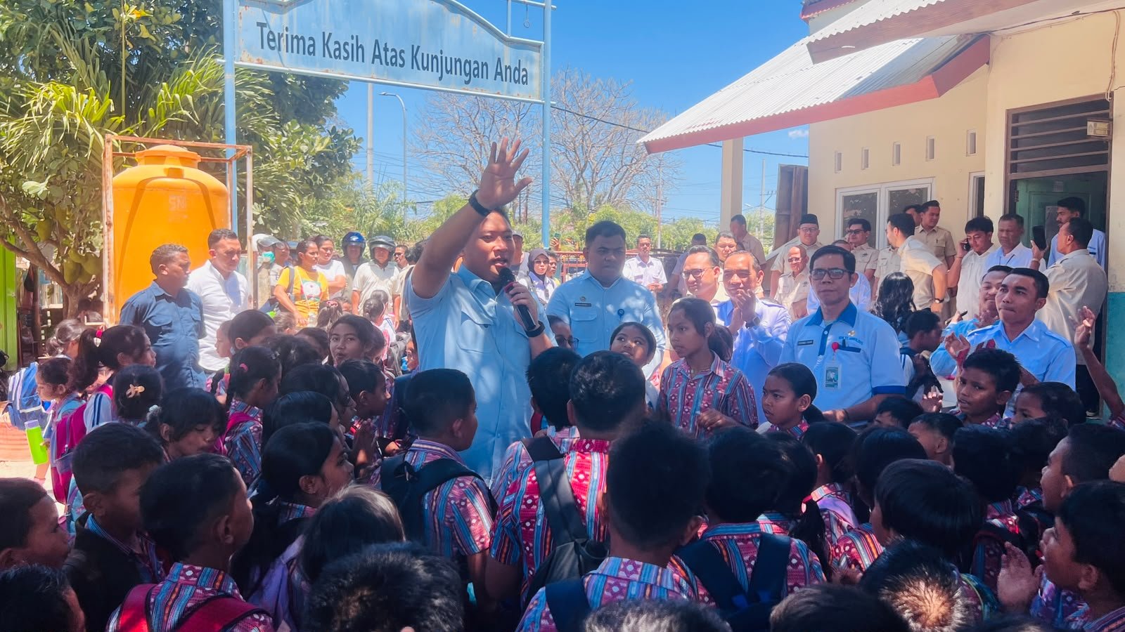 Kepala BGN Sudaryono Makan MBG Bersama Siswa SDK St Arnoldus Penfui