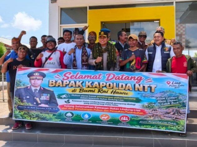 Warga Liae Serahkan Petisi Pelestarian Hutan kepada Kapolda NTT