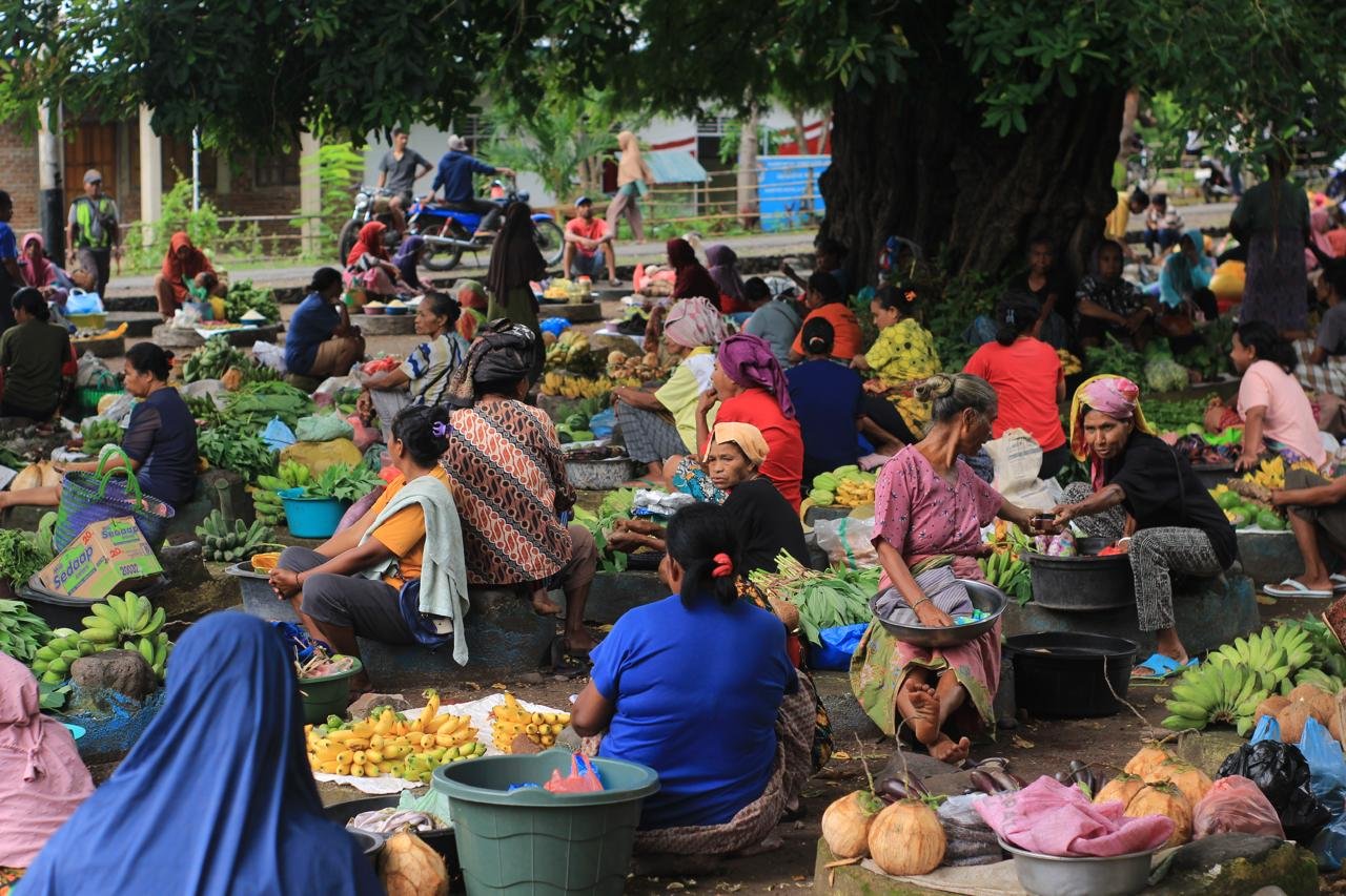 Etnografi Pasar Barter Wulandoni Lahirkan Buku Cerita Anak hingga Artikel Scopus Q1