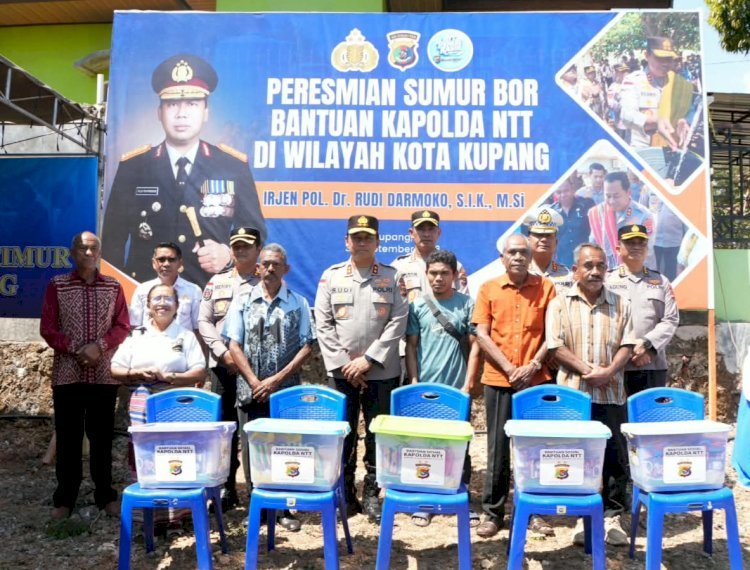 Kapolda NTT Serahkan Bansos kepada Warga Belo di Sela Peresmian Sumur Bor