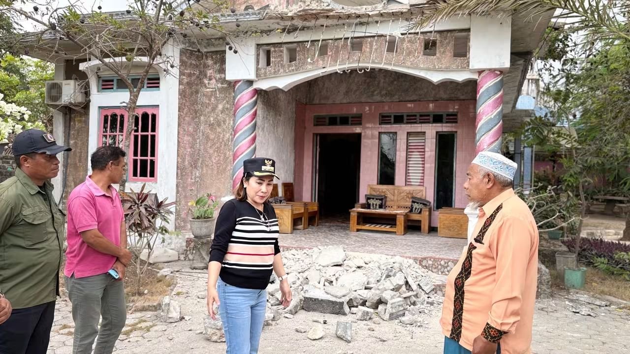 Bupati SBD Tinjau Warga Terdampak Gempa, 56 Rumah dan 13 Fasilitas Umum Rusak
