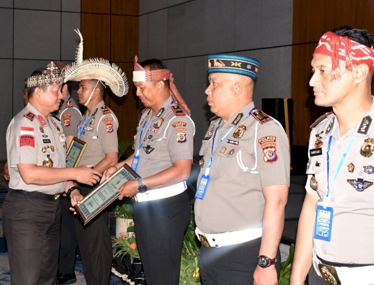 Kapolda NTT Beri Penghargaan kepada Kasat Lantas Berprestasi dalam Rakernis 2026