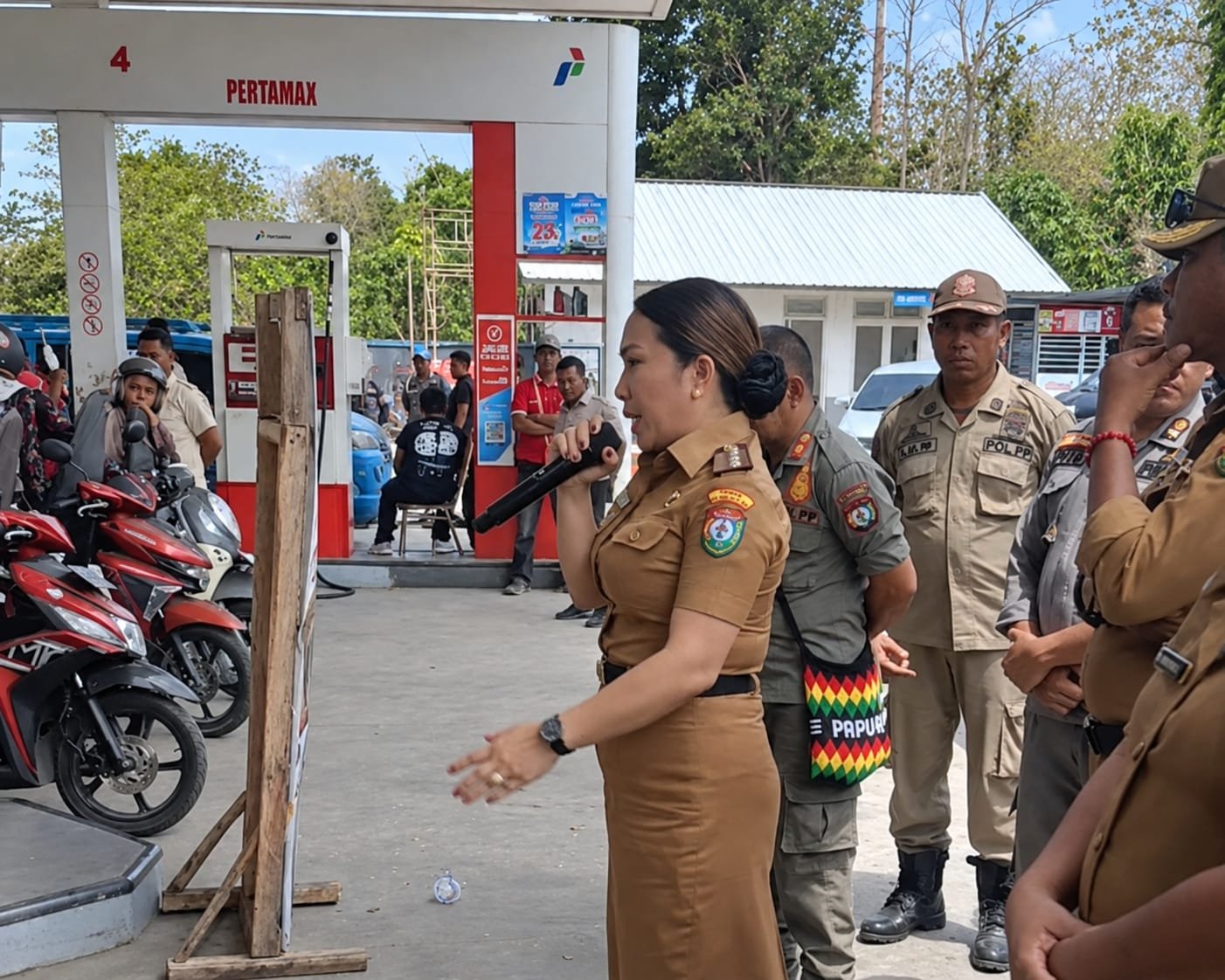 Bupati SBD Turun Langsung ke SPBU, Batasi Pembelian BBM