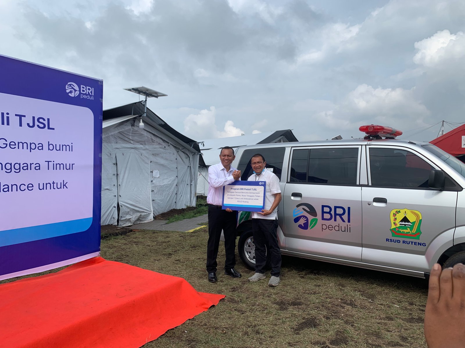 BRI Perkuat Dukungan Sosial melalui Bantuan Ambulans di Ruteng